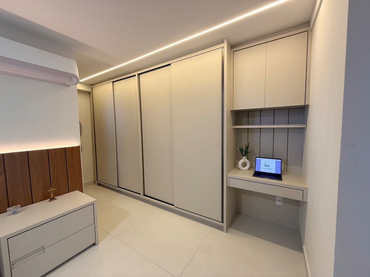 Suíte com cama queen e espaço de trabalho